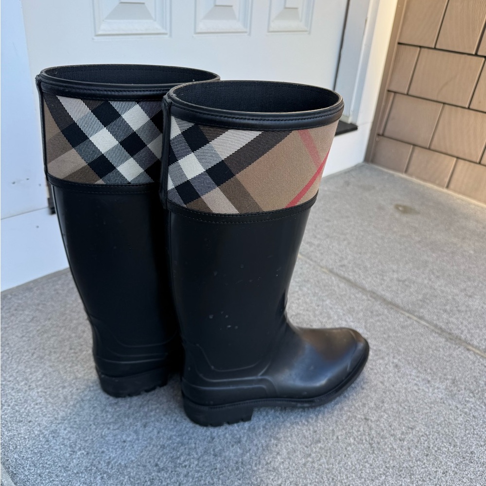 Burberry Women's Rain Boots - Crosshill Housecheck - Picture 5 of 9